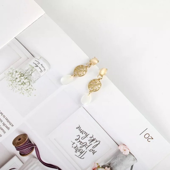 Golden white drop dangle earrings - Picture 2 of 3